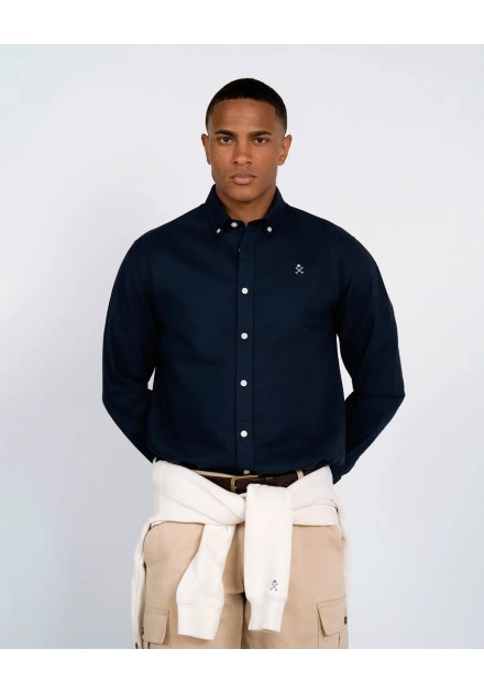 Detalle del cuello button-down y logo bordado de la camisa Oxford azul marino Detalle del cuello button-down y logo bordado de la camisa Oxford azul marino