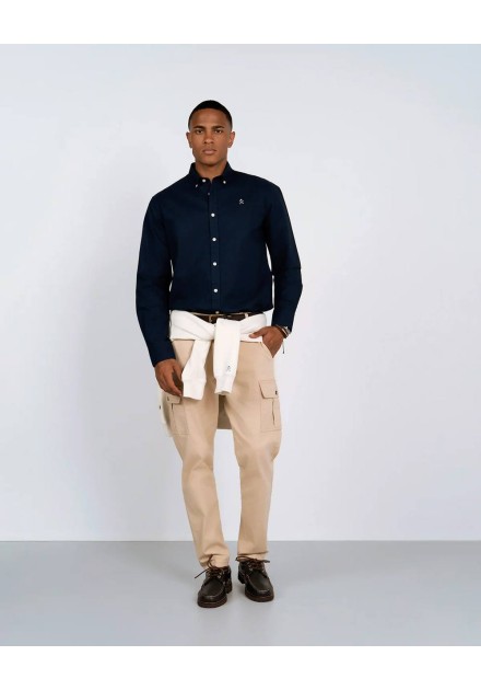 Look completo con camisa Oxford azul marino y pantalón cargo beige Look completo con camisa Oxford azul marino y pantalón cargo beige