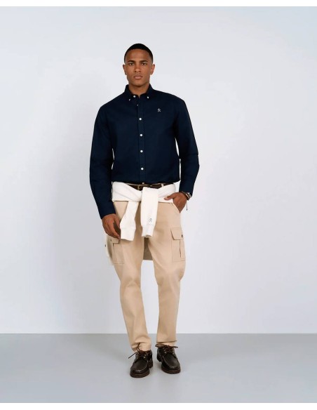 Look completo con camisa Oxford azul marino y pantalón cargo beige