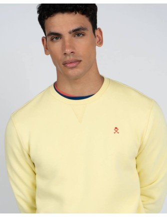 Sudadera Harper and Neyer amarilla de cuello redondo con logo bordado, vista frontal con modelo