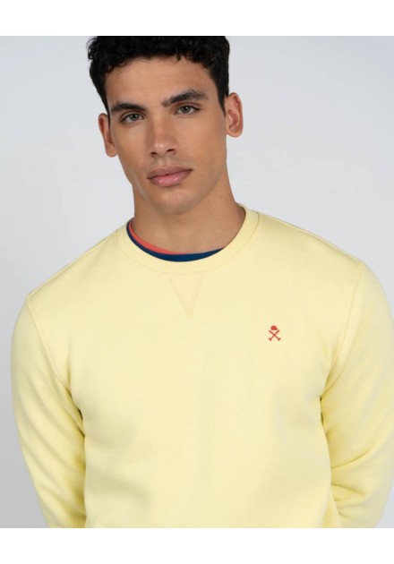 Sudadera Harper and Neyer amarilla de cuello redondo con logo bordado, vista frontal con modelo Sudadera Harper and Neyer amarilla de cuello redondo con logo bordado, vista frontal con modelo