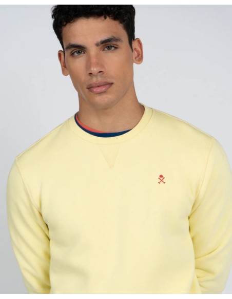 Sudadera Harper and Neyer amarilla de cuello redondo con logo bordado, vista frontal con modelo