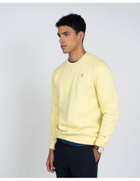 Sudadera Harper and Neyer amarilla, vista lateral con modelo