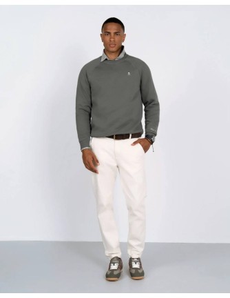 Sudadera Harper and Neyer Raglan Victor verde musgo, vista frontal con modelo