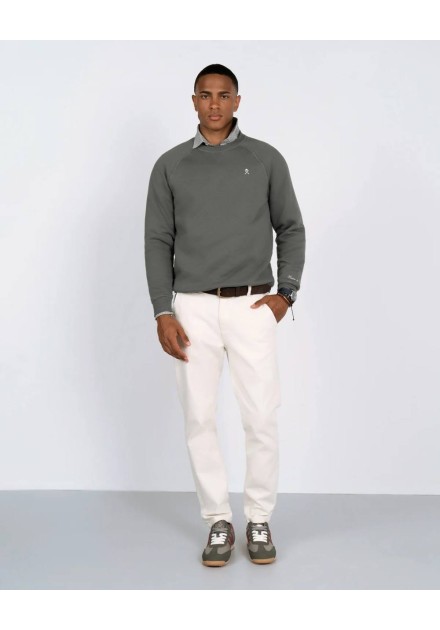 Sudadera Harper and Neyer Raglan Victor verde musgo, vista frontal con modelo