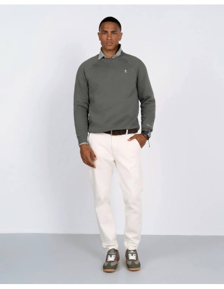 Sudadera Harper and Neyer Raglan Victor verde musgo, vista frontal con modelo