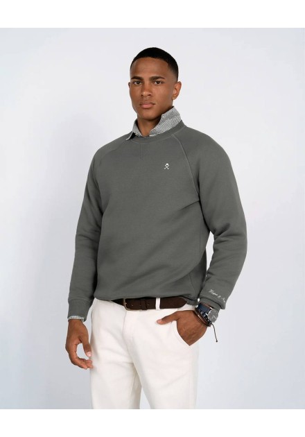 Look completo con sudadera raglan Victor verde y pantalón blanco