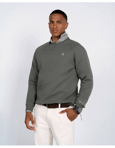 Look completo con sudadera raglan Victor verde y pantalón blanco