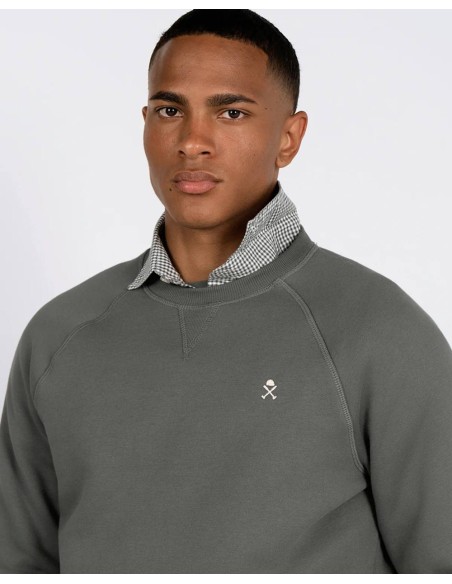 Detalle del cuello y logo bordado de la sudadera Victor verde