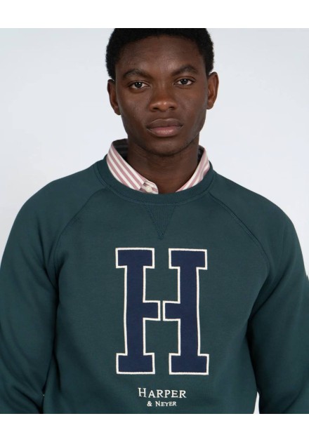 Sudadera raglan Harper and Neyer verde con gran H universitaria, vista frontal con modelo Sudadera raglan Harper and Neyer verde con gran H universitaria, vista frontal con modelo