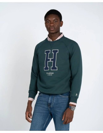 Detalle de la H bordada y el logo Harper & Neyer de la sudadera verde