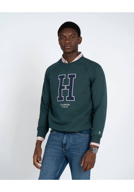 Detalle de la H bordada y el logo Harper & Neyer de la sudadera verde Detalle de la H bordada y el logo Harper & Neyer de la sudadera verde