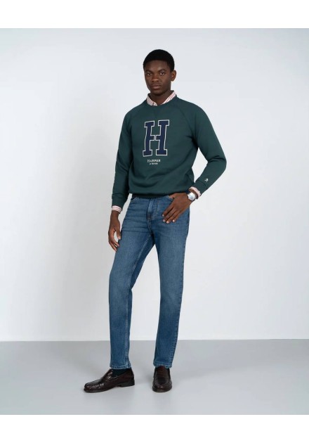 Look completo con sudadera raglan verde de letra H y vaqueros Look completo con sudadera raglan verde de letra H y vaqueros