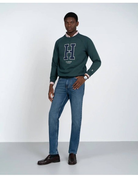 Look completo con sudadera raglan verde de letra H y vaqueros