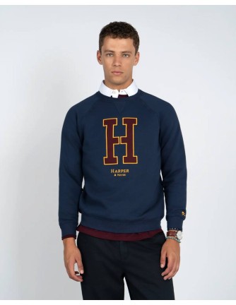 Sudadera raglan Harper and Neyer azul marino con gran H granate, vista frontal con modelo