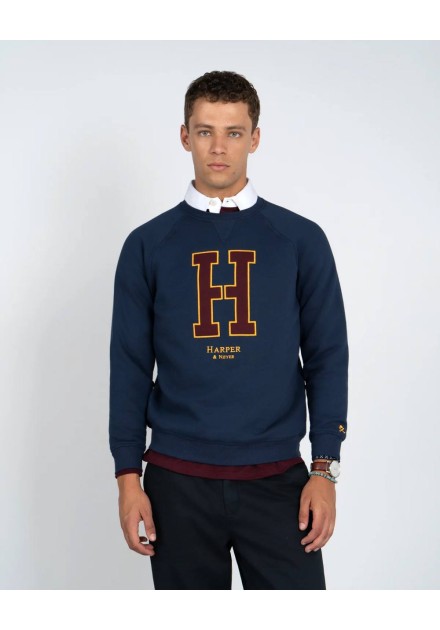 Sudadera raglan Harper and Neyer azul marino con gran H granate, vista frontal con modelo