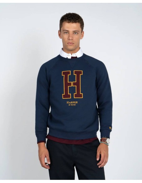 Sudadera raglan Harper and Neyer azul marino con gran H granate, vista frontal con modelo