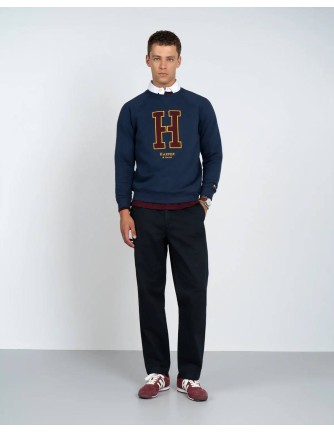 Sudadera raglan Harper and Neyer azul marino con gran H granate, vista frontal con modelo 2