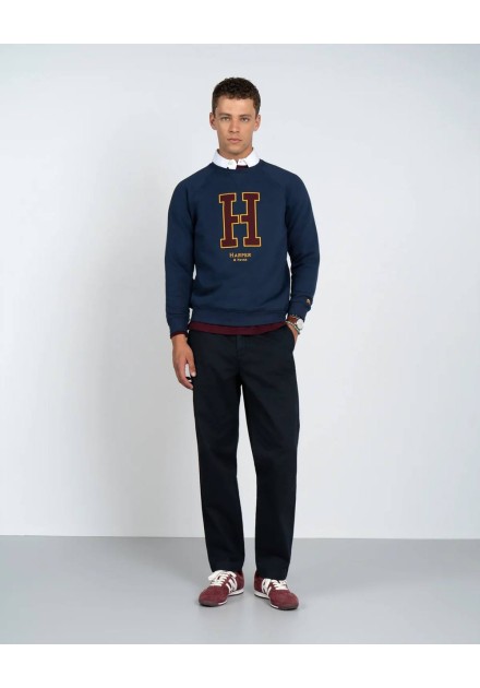 Look completo con sudadera raglan navy de letra H y pantalón negro