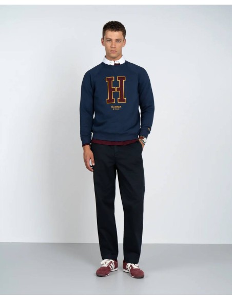 Look completo con sudadera raglan navy de letra H y pantalón negro