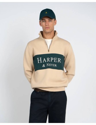 Sudadera media cremallera Harper and Neyer beige con banda verde y logo, vista frontal con modelo