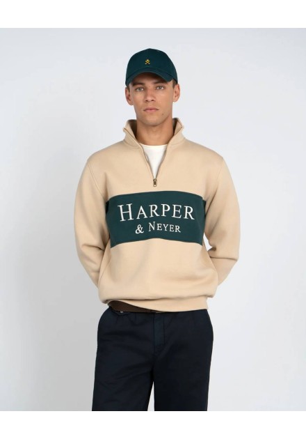 Sudadera media cremallera Harper and Neyer beige con banda verde y logo, vista frontal con modelo