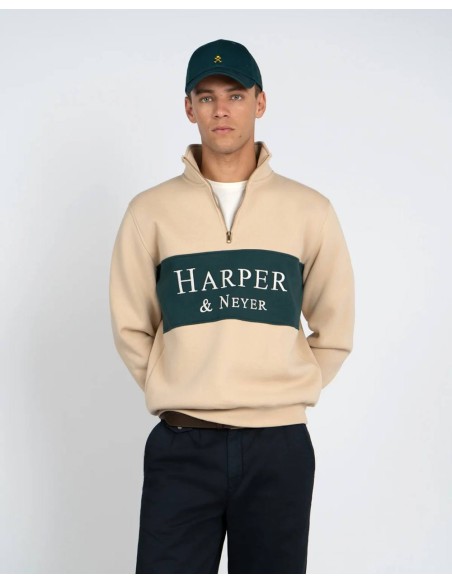 Sudadera media cremallera Harper and Neyer beige con banda verde y logo, vista frontal con modelo