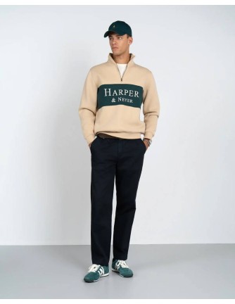 Sudadera media cremallera Harper and Neyer beige con banda verde y logo, vista frontal con modelo 2