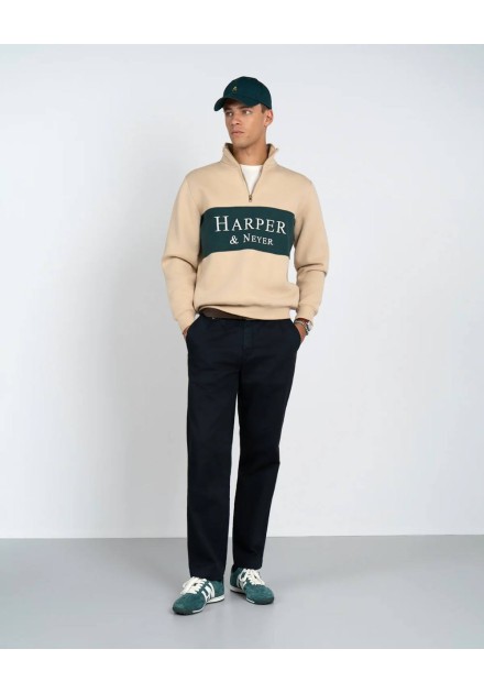 Look completo con sudadera half zip beige y pantalón azul marino