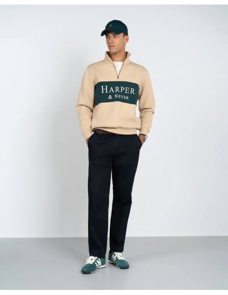 Look completo con sudadera half zip beige y pantalón azul marino