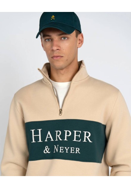 Detalle de la banda verde con logo Harper & Neyer y cuello con cremallera