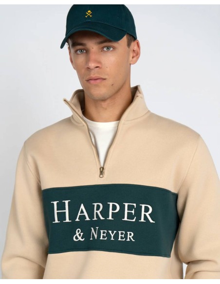 Detalle de la banda verde con logo Harper & Neyer y cuello con cremallera
