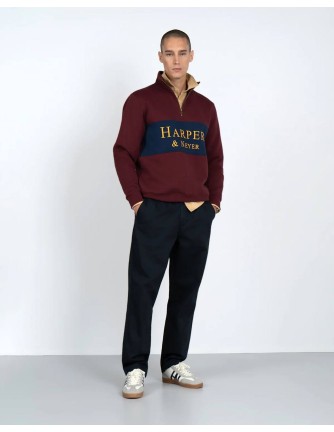 Sudadera media cremallera Harper and Neyer granate con banda azul marino y logo dorado, vista frontal con modelo
