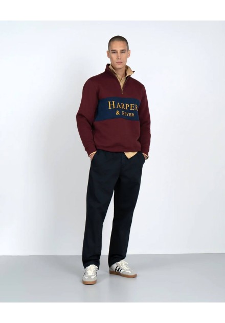 Sudadera media cremallera Harper and Neyer granate con banda azul marino y logo dorado, vista frontal con modelo