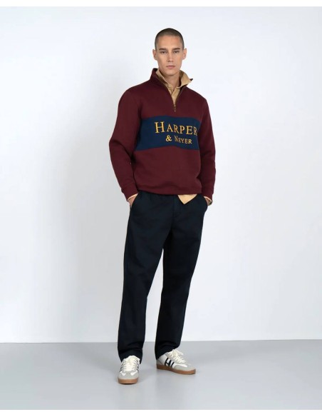 Sudadera media cremallera Harper and Neyer granate con banda azul marino y logo dorado, vista frontal con modelo