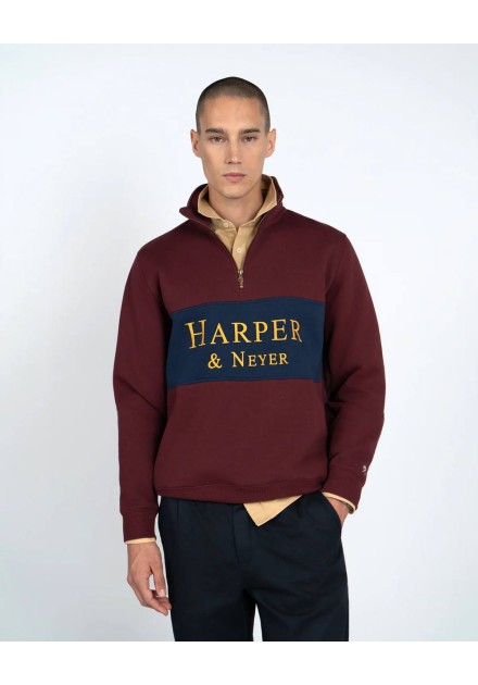 Look completo con sudadera half zip granate y pantalón azul marino