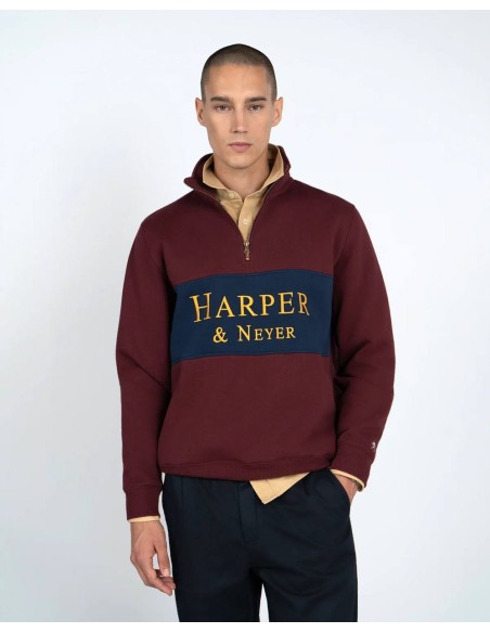 Look completo con sudadera half zip granate y pantalón azul marino