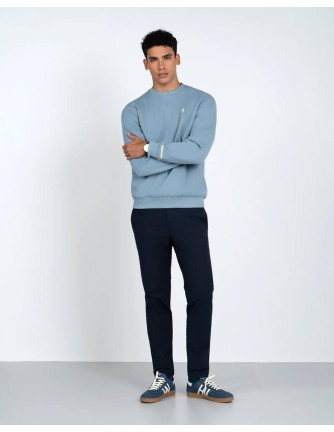 Sudadera Harper and Neyer azul cielo de cuello redondo y manga raglan, vista frontal con modelo 2