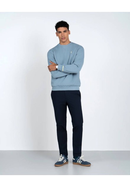 Look completo con sudadera raglan azul cielo y pantalón azul marino Look completo con sudadera raglan azul cielo y pantalón azul marino