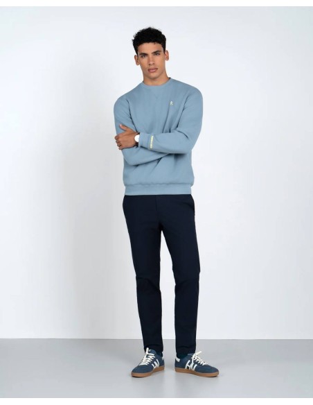 Look completo con sudadera raglan azul cielo y pantalón azul marino