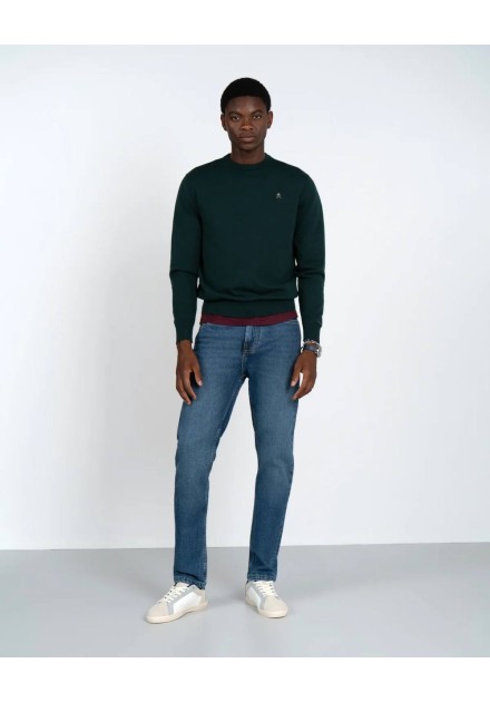 Look completo con jersey verde de cuello redondo y vaqueros