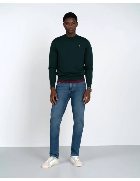 Look completo con jersey verde de cuello redondo y vaqueros