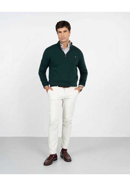 Look completo con jersey half zip verde y pantalón blanco
