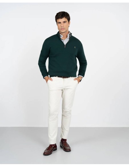 Look completo con jersey half zip verde y pantalón blanco
