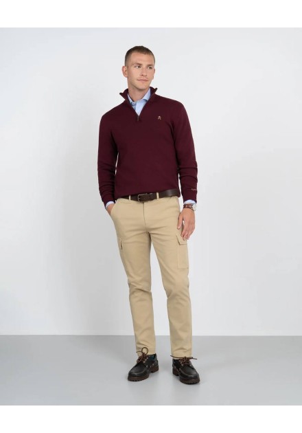 Jersey media cremallera Harper and Neyer granate, vista frontal con modelo Jersey media cremallera Harper and Neyer granate, vista frontal con modelo