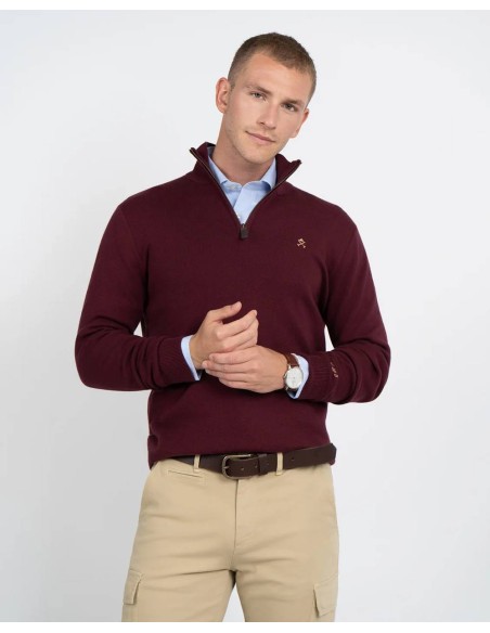 Look completo con jersey half zip granate y chinos beige