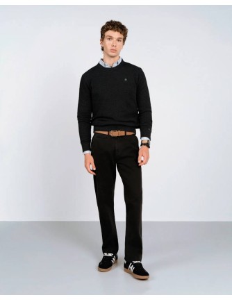 Jersey Harper and Neyer Chicago negro de cuello redondo, vista frontal con modelo
