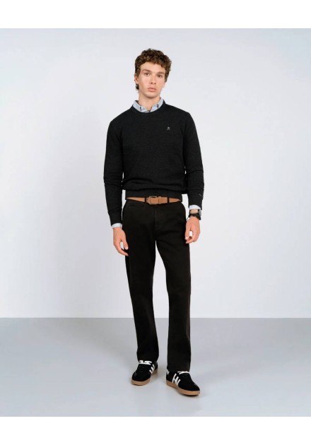 Jersey Harper and Neyer Chicago negro de cuello redondo, vista frontal con modelo Jersey Harper and Neyer Chicago negro de cuello redondo, vista frontal con modelo