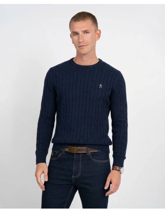 Jersey de ochos Harper and Neyer Blarney Castle azul marino, vista frontal con modelo