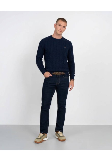 Look completo con jersey de ochos azul marino y vaqueros Look completo con jersey de ochos azul marino y vaqueros
